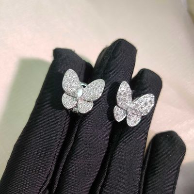 モダンなスタイル 18K ホワイトゴールド カスタマイズされたダイヤモンド宝石とフローラル付きの二つの蝶のイヤリング